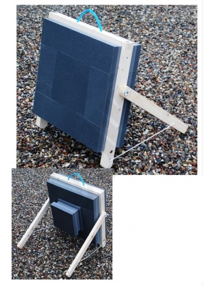 DOMINO E1 micro 44x44x14,5 a DE1 66x66x 14,5 target in foam with wooden stand
